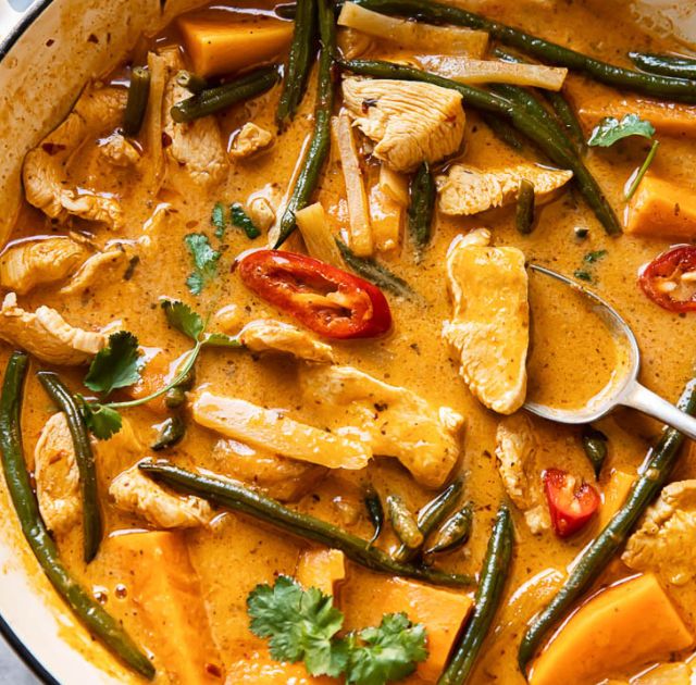 Thai Red Chicken Curry with green beans and Red Peppers